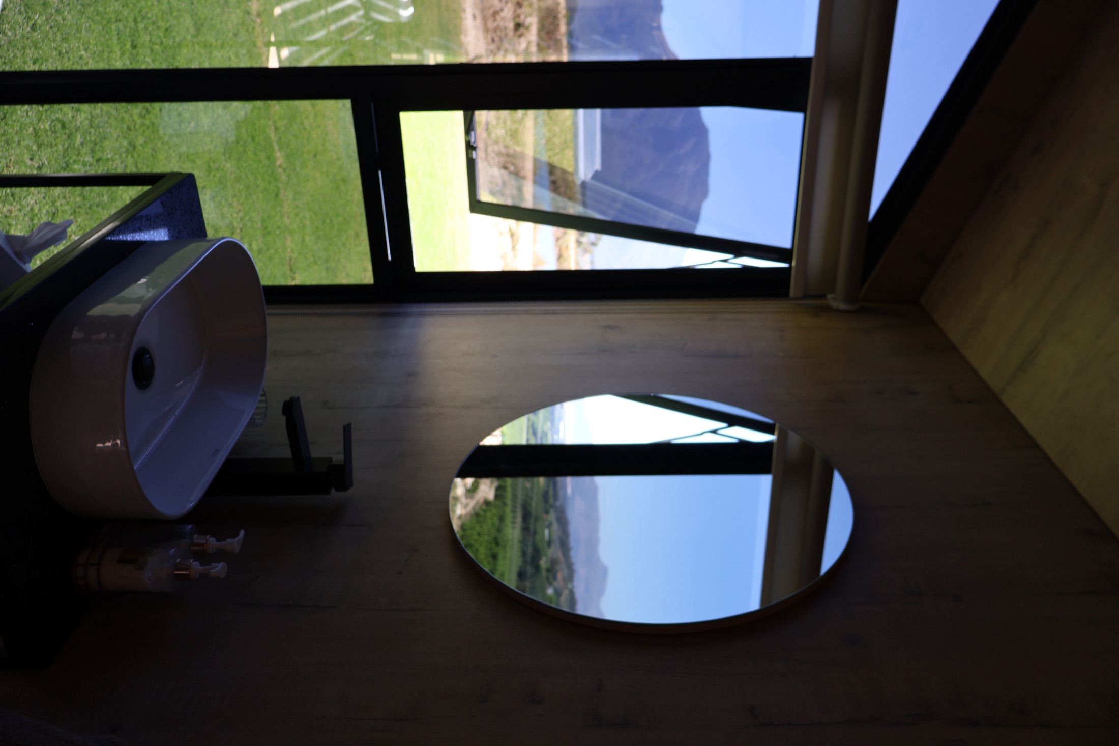 Modern bathroom with a stylish round mirror